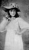 Julia Marlowe as Julia in The Hunchback (1883)-Photo-B&W-Resized.jpg (64572 bytes)